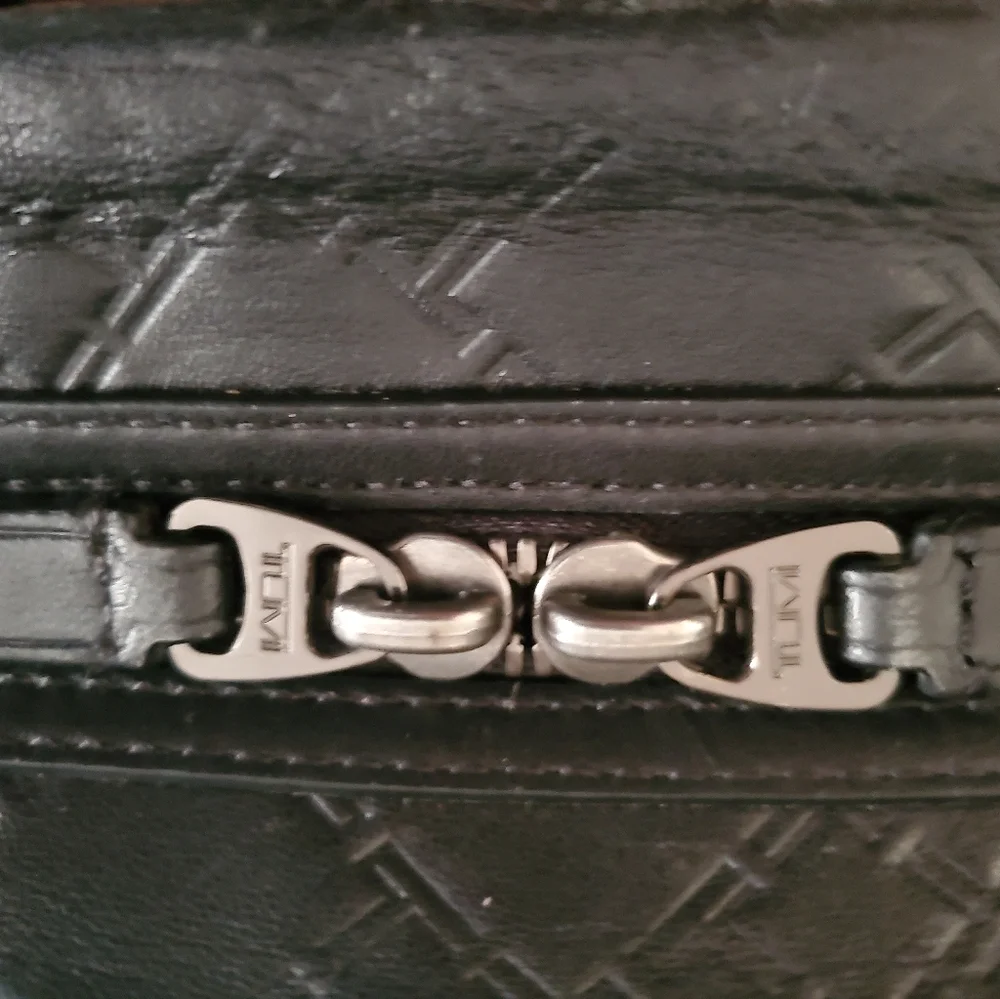 Authentic TUMI Y2K briefcase shoulder/hand business tech vintage black leather b